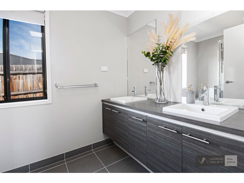 12 Cranes Tce, Eastwood VIC 3875