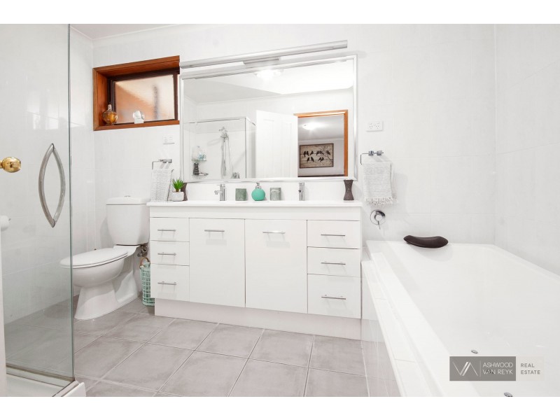 5 Woodward St, Wy Yung VIC 3875