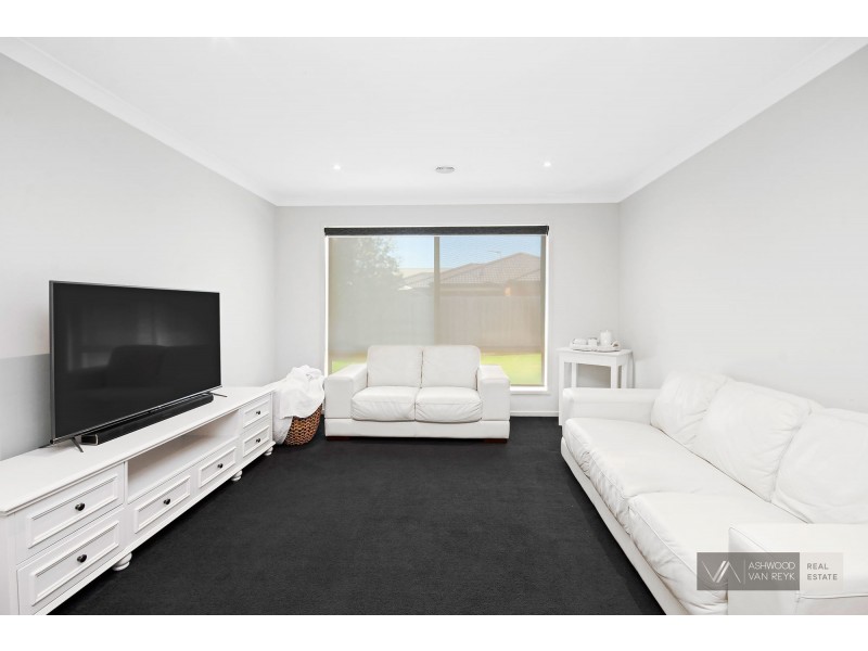 8 Selwyn Ct, Eastwood VIC 3875