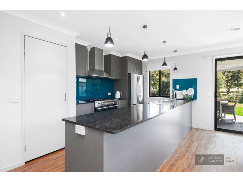 8 Selwyn Ct, Eastwood VIC 3875