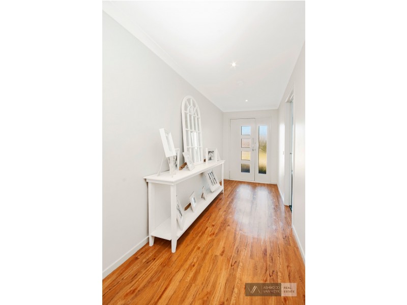 8 Selwyn Ct, Eastwood VIC 3875