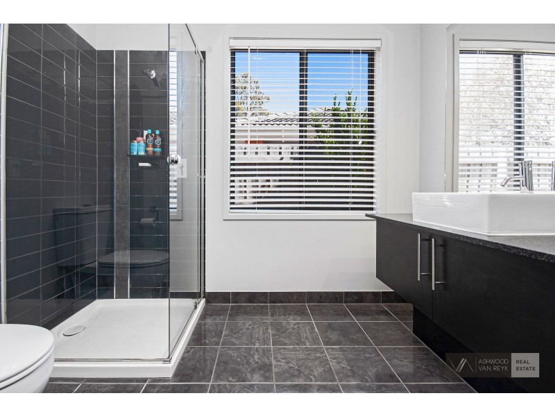 8 Selwyn Ct, Eastwood VIC 3875