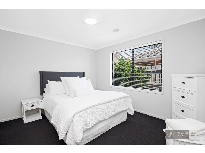 8 Selwyn Ct, Eastwood VIC 3875