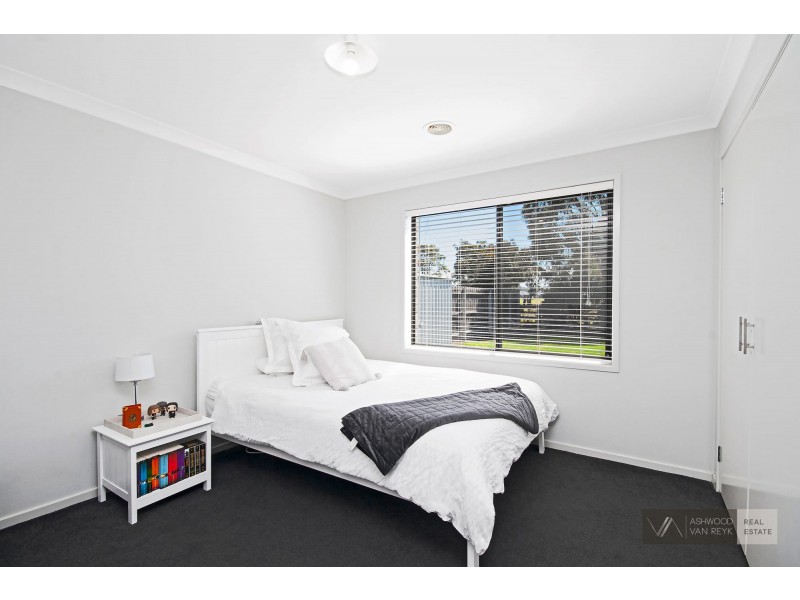 8 Selwyn Ct, Eastwood VIC 3875
