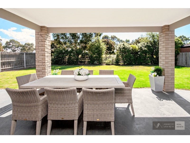 8 Selwyn Ct, Eastwood VIC 3875