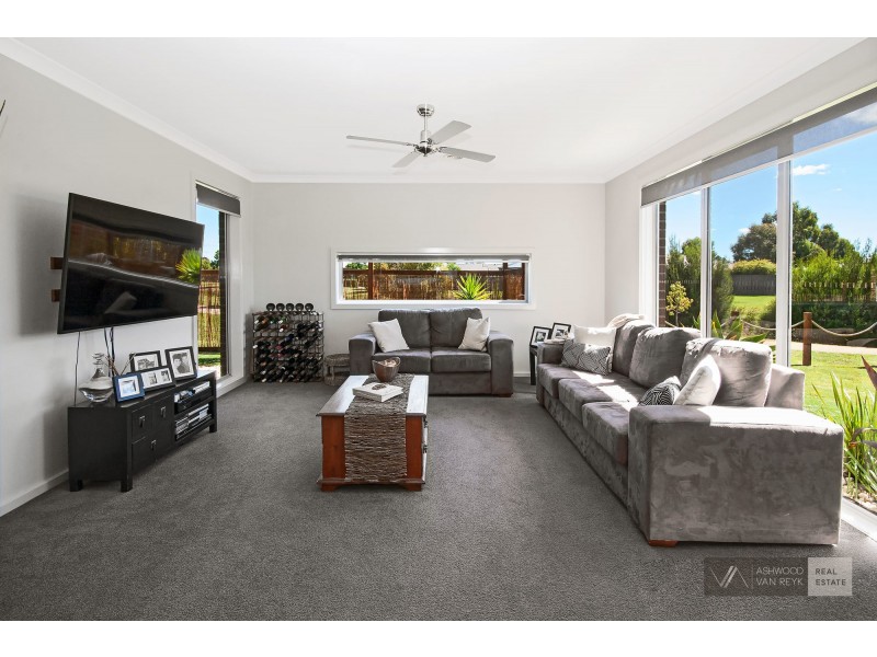 49 Len Cook Dr, Eastwood VIC 3875