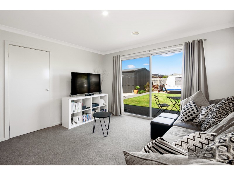 49 Len Cook Dr, Eastwood VIC 3875