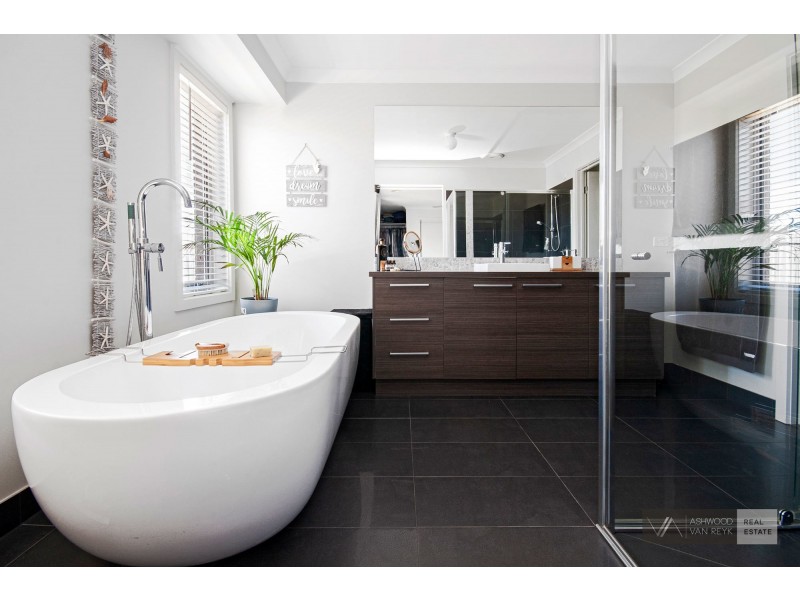 49 Len Cook Dr, Eastwood VIC 3875