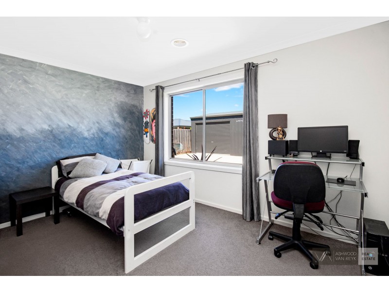 49 Len Cook Dr, Eastwood VIC 3875