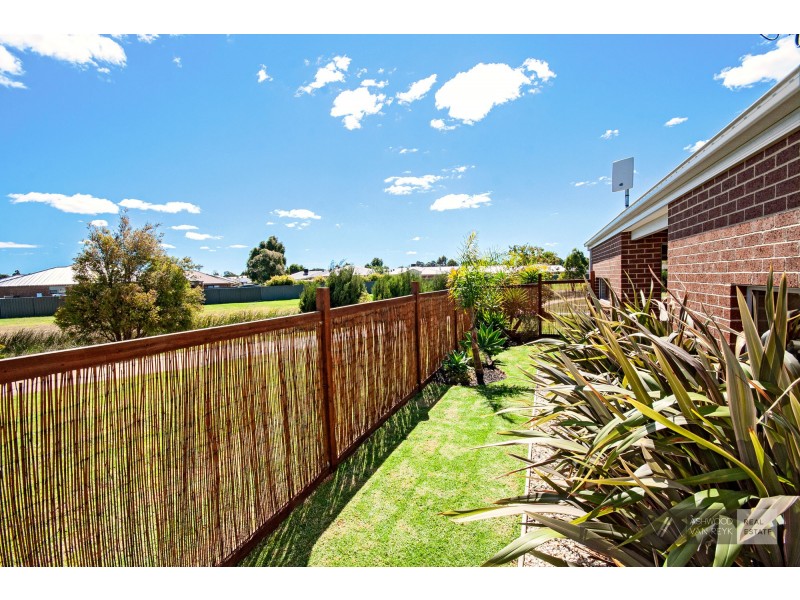 49 Len Cook Dr, Eastwood VIC 3875