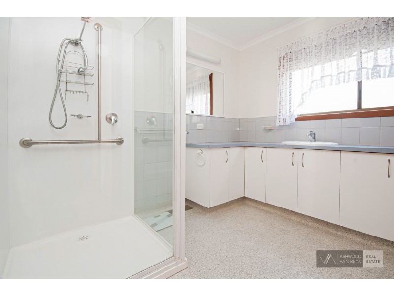 8 Llewelyn Ct, Bairnsdale VIC 3875