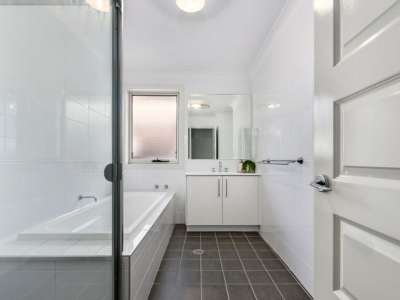 25 Sierra Avenue, Middleton Grange NSW 2171