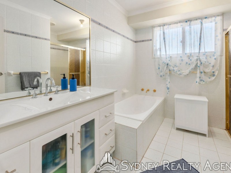 9 Flinders Crescent, Hinchinbrook NSW 2168