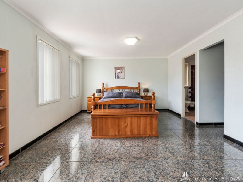 17 Armidale Avenue, Hoxton Park NSW 2171