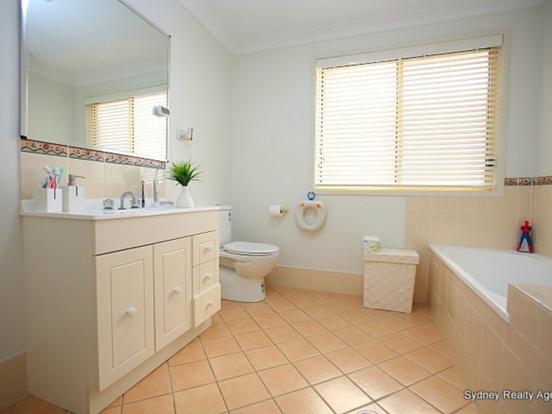 8 Gould Street, West Hoxton NSW 2171