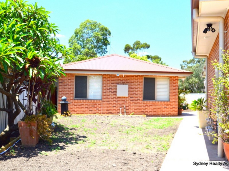 18a Corinda Street, St Johns Park NSW 2176