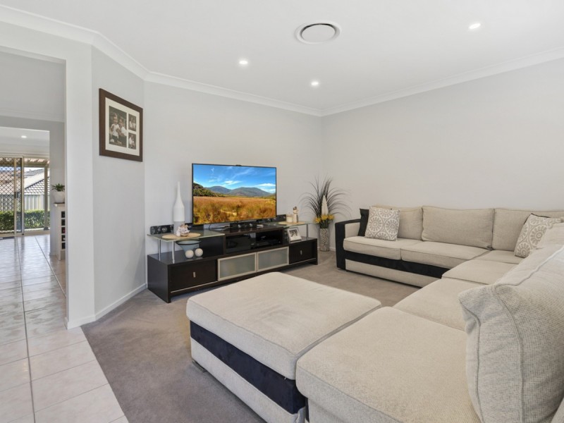 8 Riddell Street, West Hoxton NSW 2171