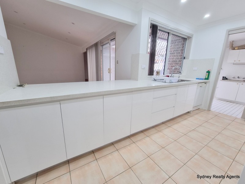 4 Palm Close, Green Valley NSW 2168