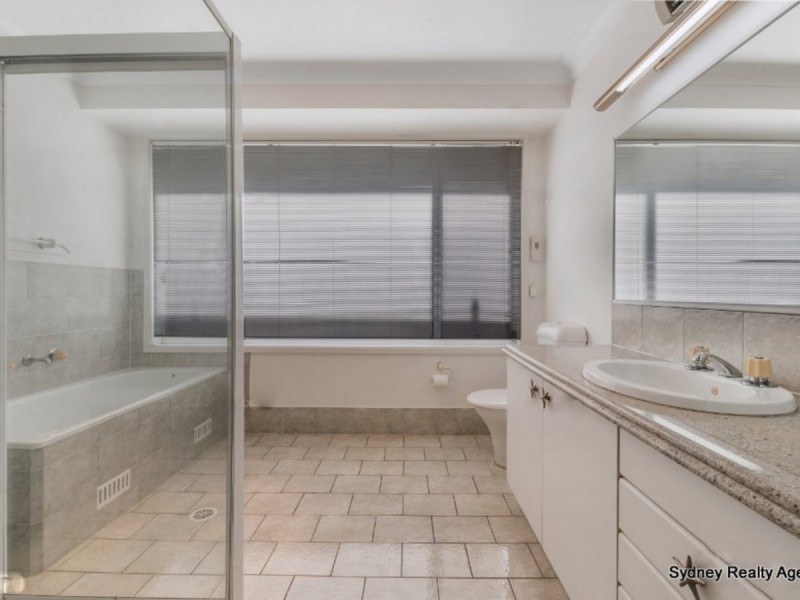 4 Palm Close, Green Valley NSW 2168