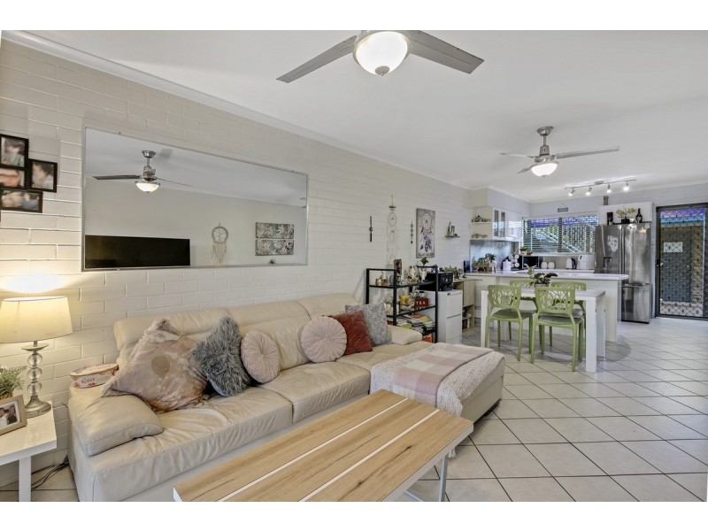 2/8-10 Akeringa Place, Mooloolaba QLD 4557