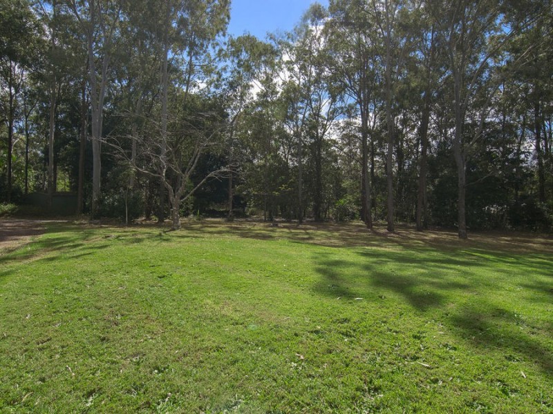 33 Plumbs Road, Tanah Merah QLD 4128