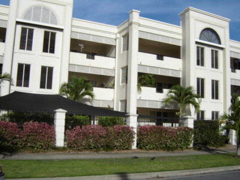 2/304-310 Lake Street, Cairns North QLD 4870