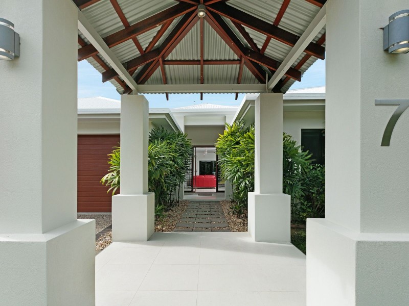 7 Sennfeld Close, Palm Cove QLD 4879