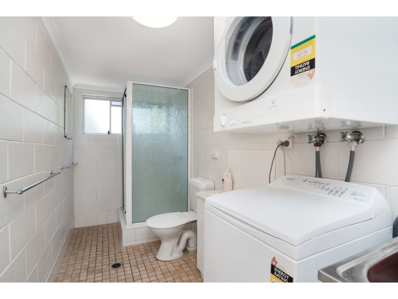 2/239-241 Lyons Street, Westcourt QLD 4870