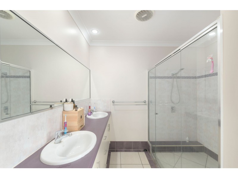 33 Bassett Street, Kanimbla QLD 4870