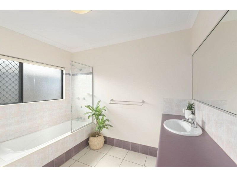 33 Bassett Street, Kanimbla QLD 4870