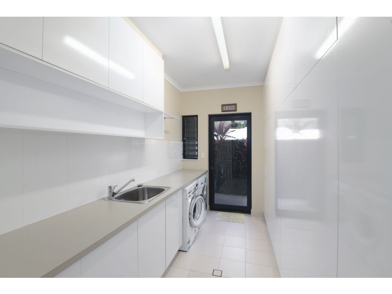 14 Kurt Close, Palm Cove QLD 4879