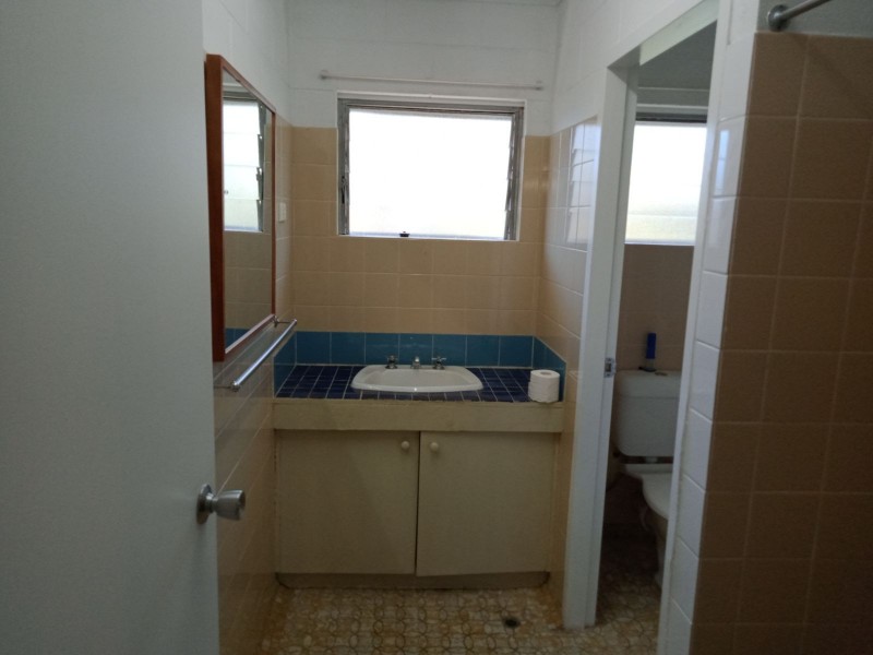 2/217 Lake Street, Cairns North QLD 4870