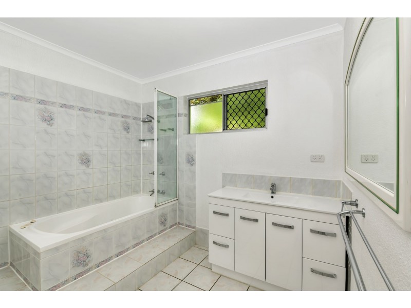8 Volute Close, Trinity Beach QLD 4879