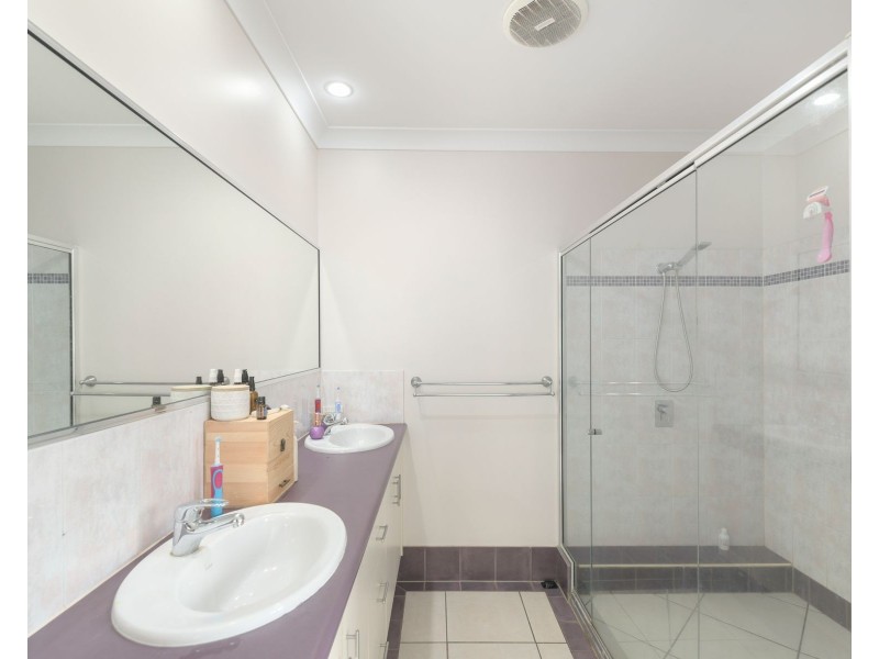 33 Bassett Street, Kanimbla QLD 4870