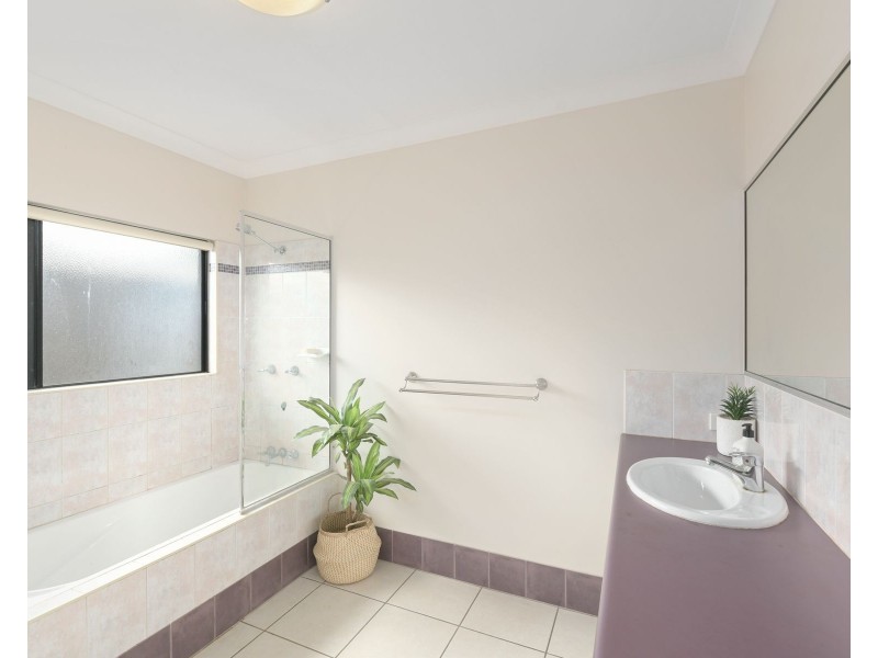 33 Bassett Street, Kanimbla QLD 4870
