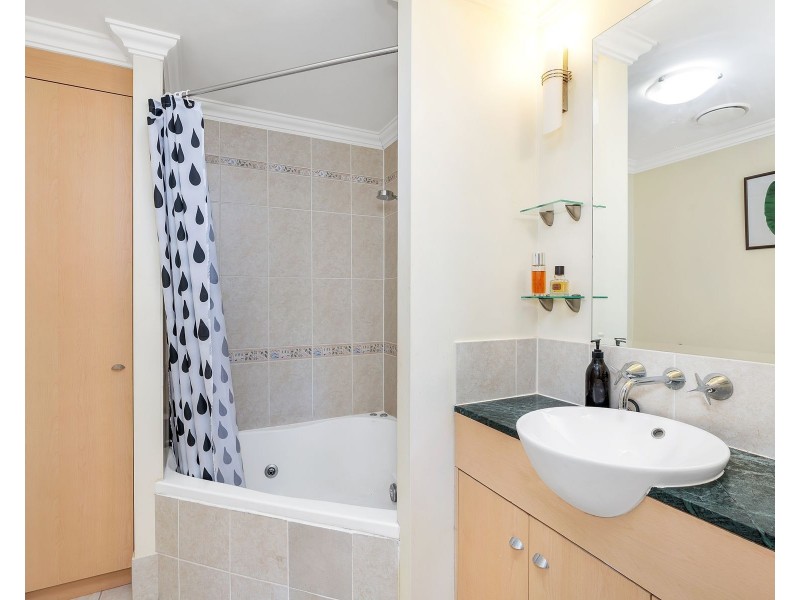 2/304-308 Lake Street, Cairns North QLD 4870