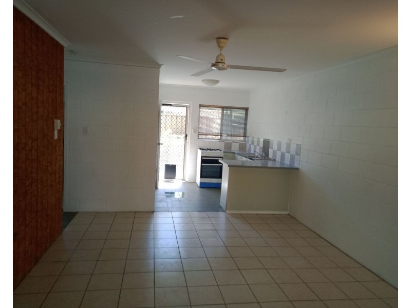 2/217 Lake Street, Cairns North QLD 4870