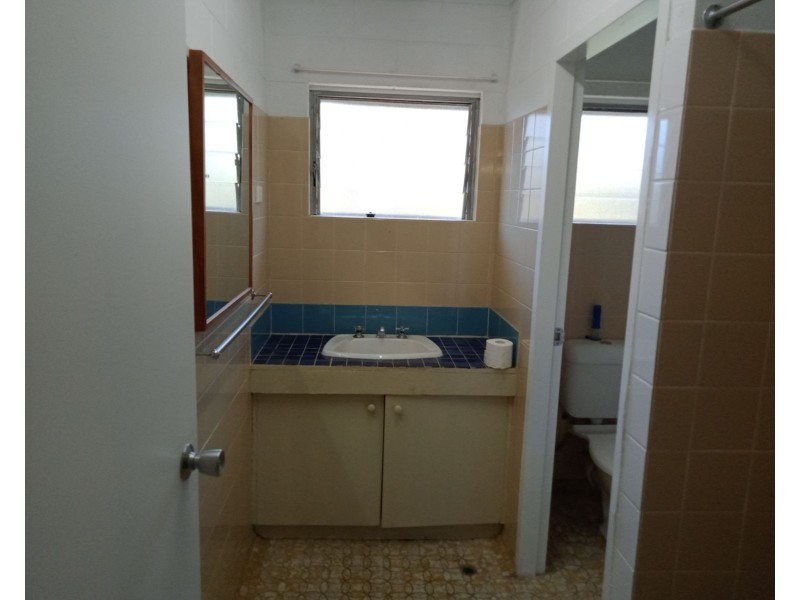 2/217 Lake Street, Cairns North QLD 4870