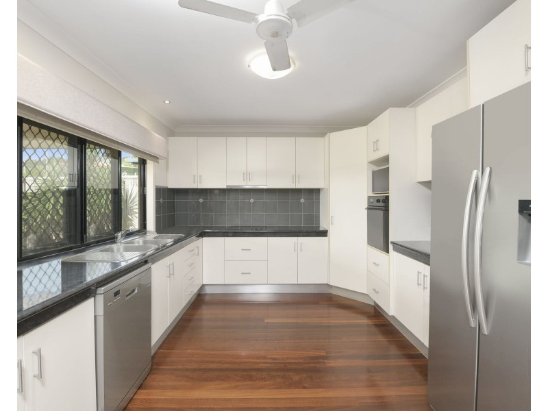33 Bassett Street, Kanimbla QLD 4870