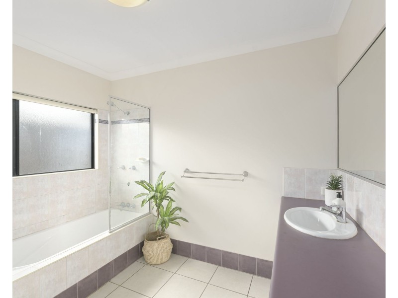 33 Bassett Street, Kanimbla QLD 4870