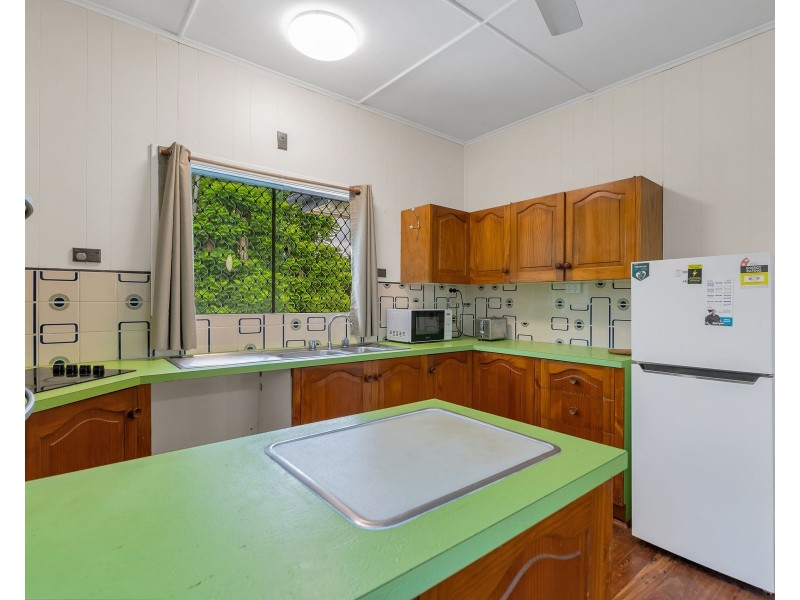 15 Chaplain Avenue, Manunda QLD 4870