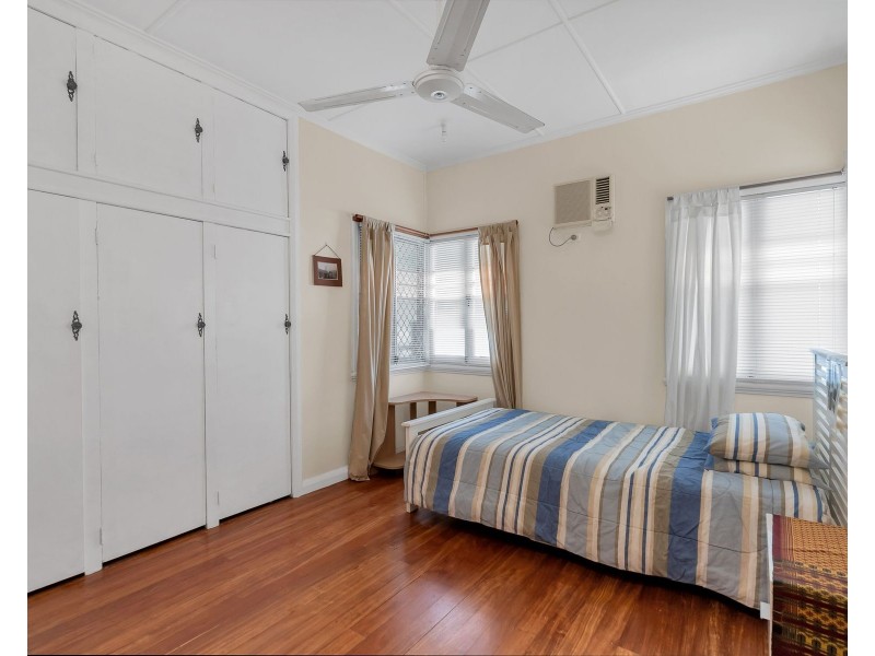 15 Chaplain Avenue, Manunda QLD 4870