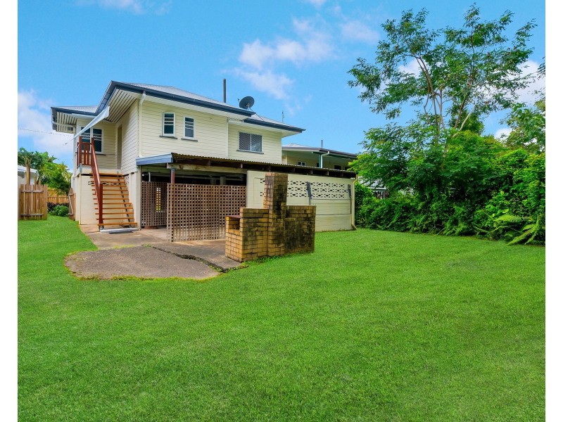 15 Chaplain Avenue, Manunda QLD 4870