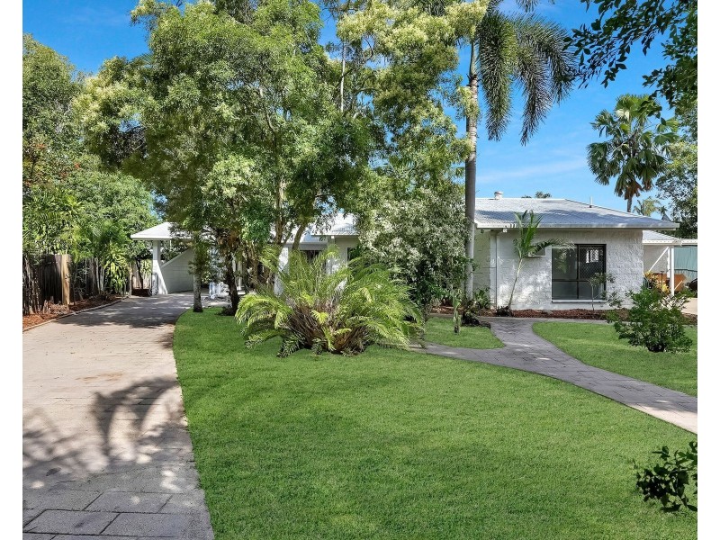 1 Wallum Close, Holloways Beach QLD 4878