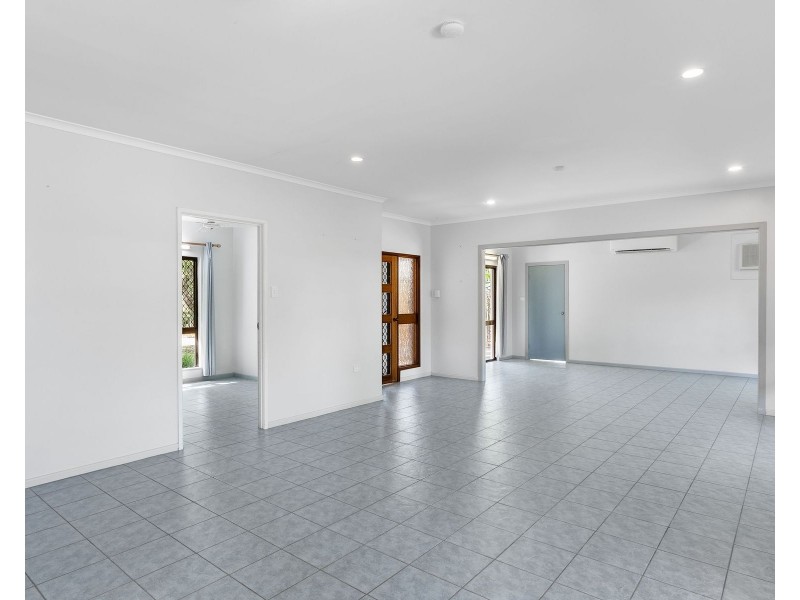 1 Wallum Close, Holloways Beach QLD 4878