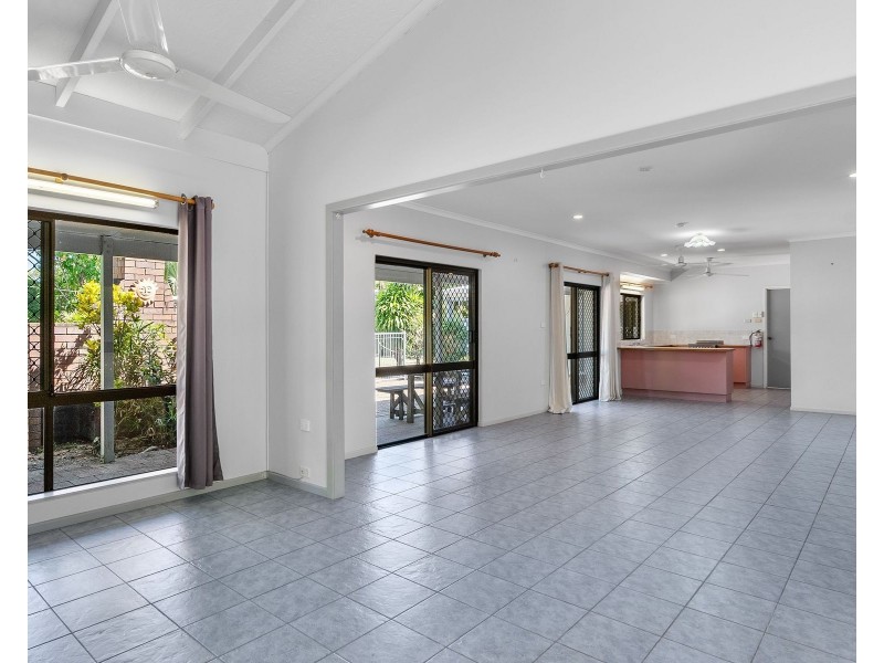 1 Wallum Close, Holloways Beach QLD 4878