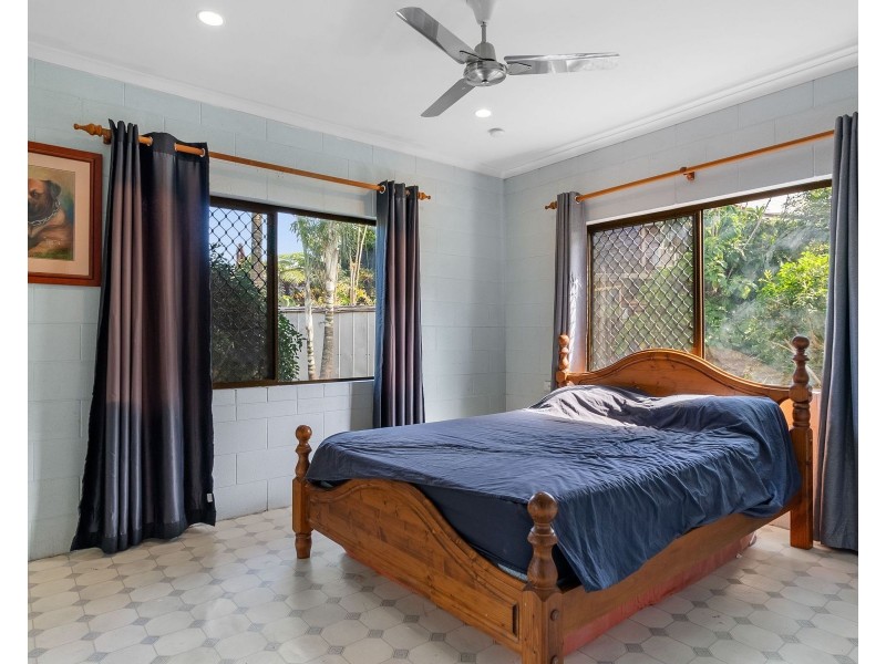 1 Wallum Close, Holloways Beach QLD 4878