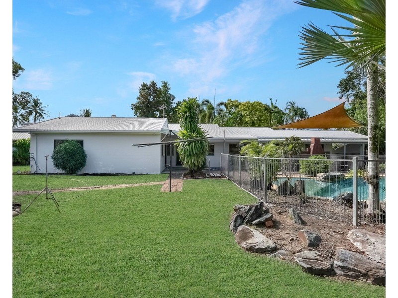 1 Wallum Close, Holloways Beach QLD 4878