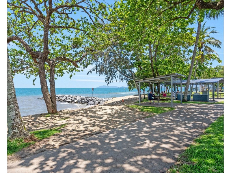 1 Wallum Close, Holloways Beach QLD 4878