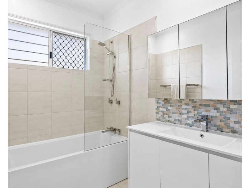 27 Carnation Drive, Mooroobool QLD 4870